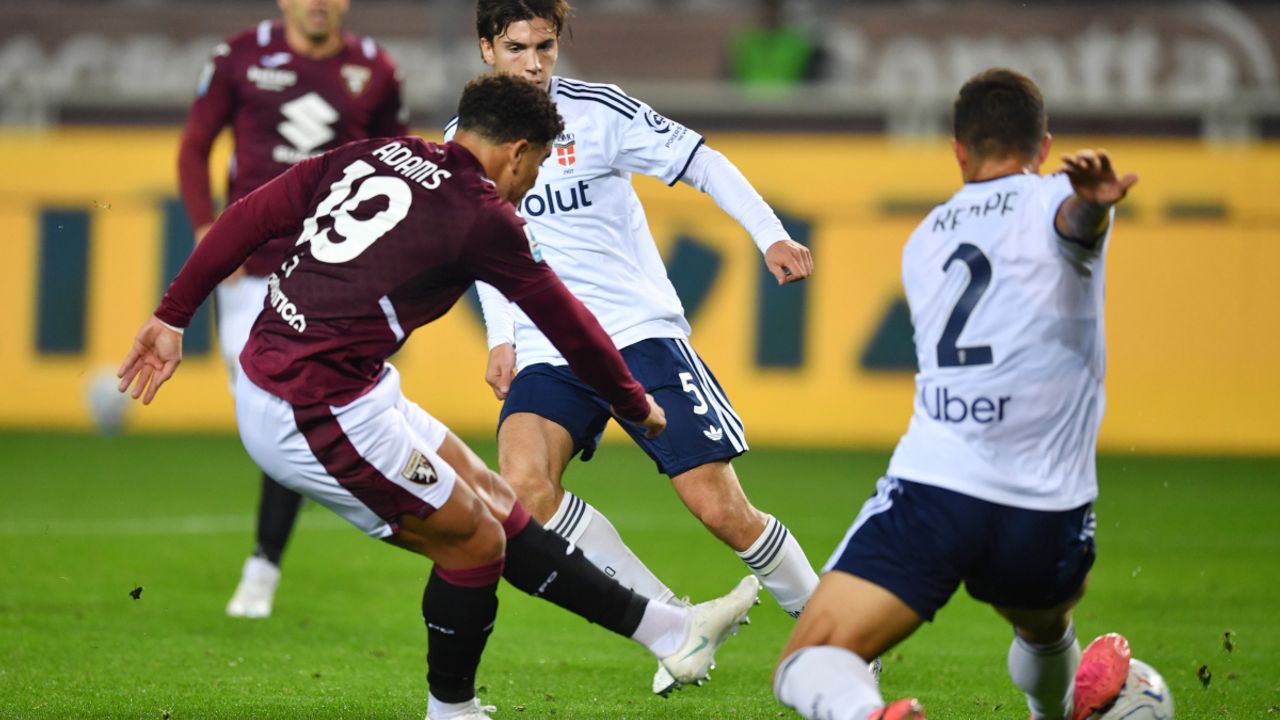Ché Adams scores Torino's opening goal against Como