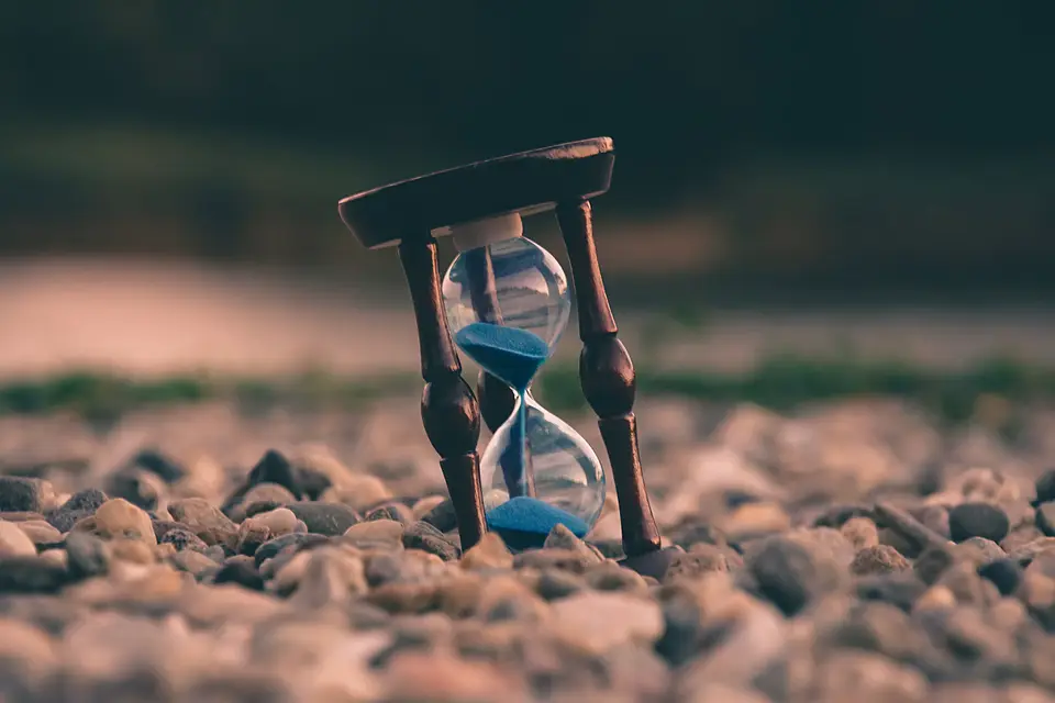 Analog clock marking the 2026 fall-back time change