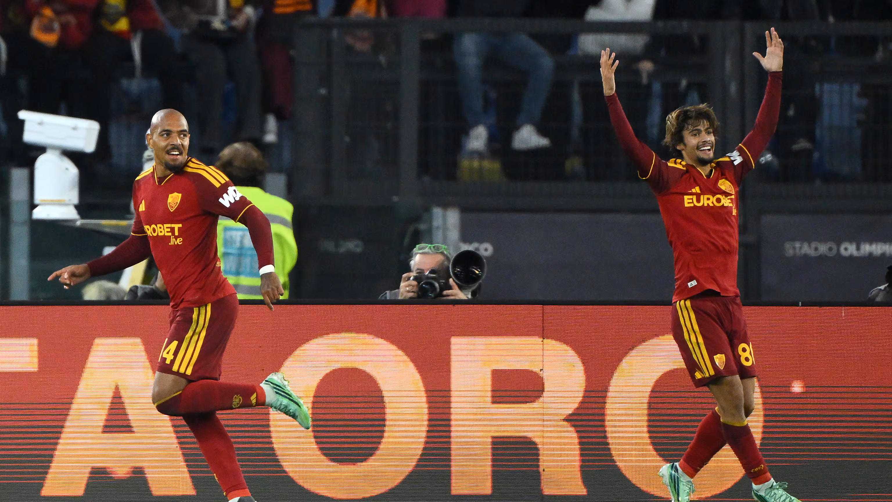 Donyell Malen celebrates with Rodrigo Mora after scoring Roma’s fourth goal against Cagliari at the Stadio Olimpico.