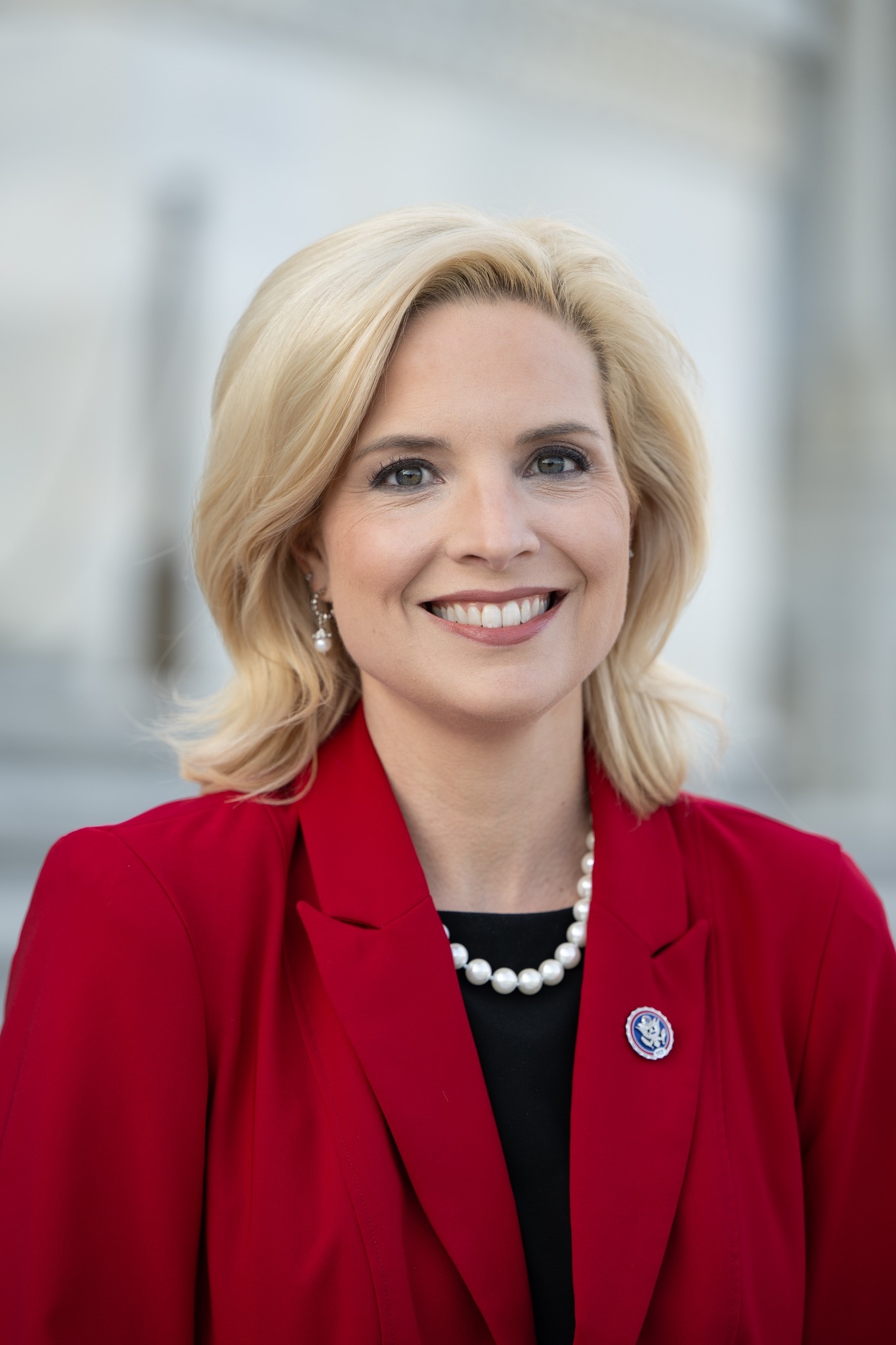 Official congressional portrait of U.S. Rep. Ashley Hinson of Iowa