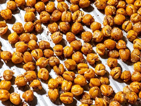 A prepared serving of crispy roasted chickpeas