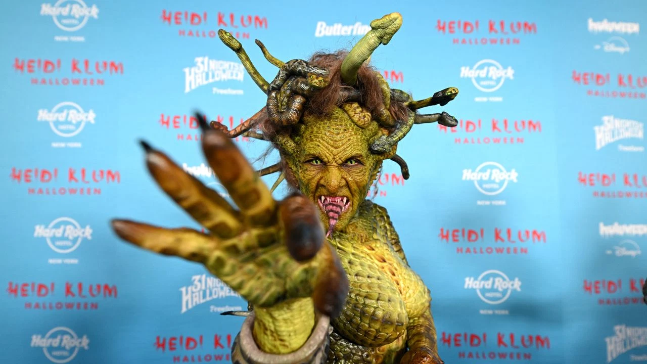 Heidi Klum in her Medusa costume at her 2025 Halloween party, with green scales and a crown of moving snakes