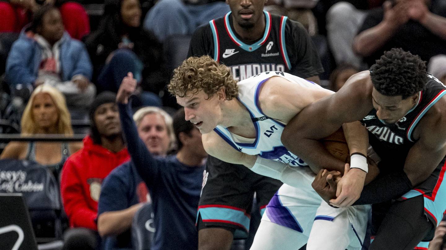 Utah Jazz forward Lauri Markkanen and Memphis Grizzlies forward Jaren Jackson Jr. battle for a loose ball in a file game