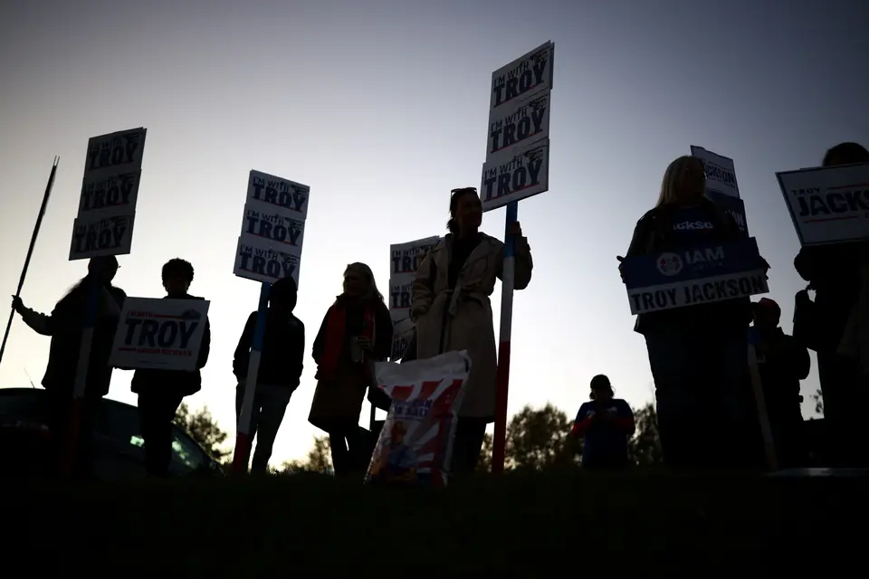 Supporters attend a US midterm campaign event as national polling shifts toward Democrats