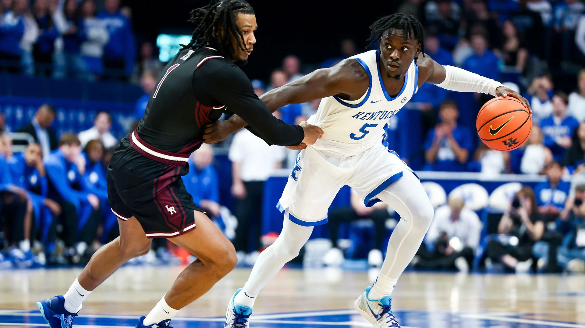 Kentucky guard Zoom Diallo controls the ball during team action